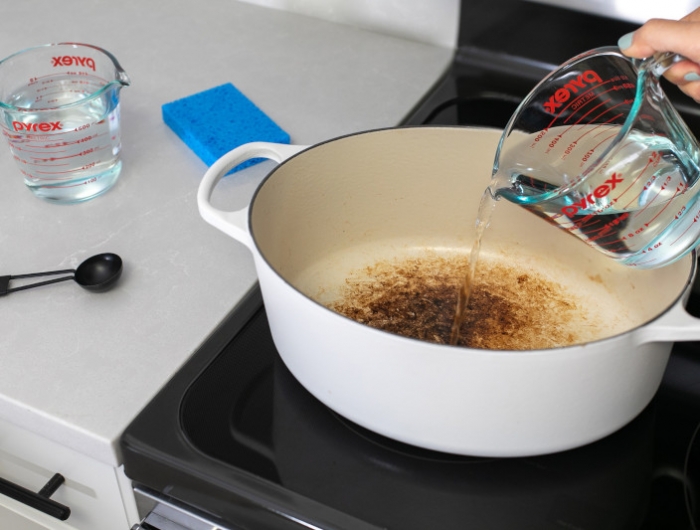 casserole brûlée que faire nettoyage avec du vianigre blanc et bicarbonate de soude