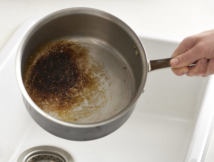 casserole cramée comment la nettoyer a l aide de produits fait maison