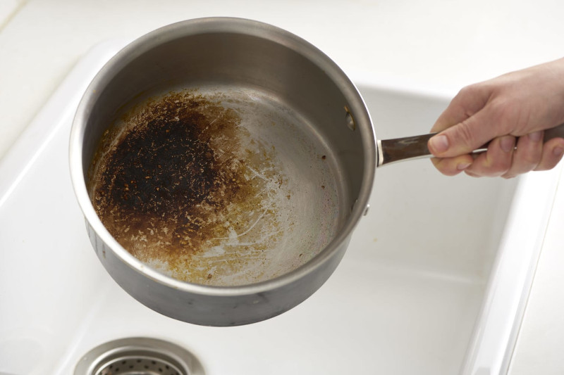 casserole cramée comment la nettoyer a l aide de produits fait maison