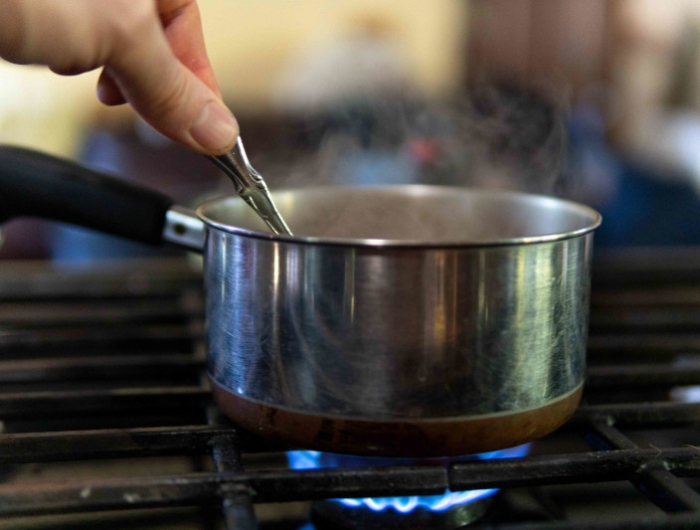 comment récupérer une casserole brûlée avec de l eau bouillie et bicarbonate de soude