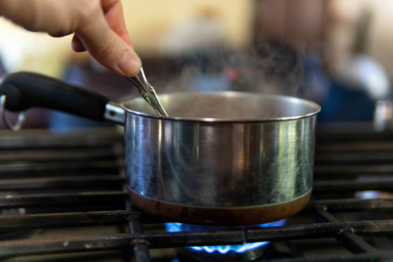 comment récupérer une casserole brûlée avec de l eau bouillie et bicarbonate de soude