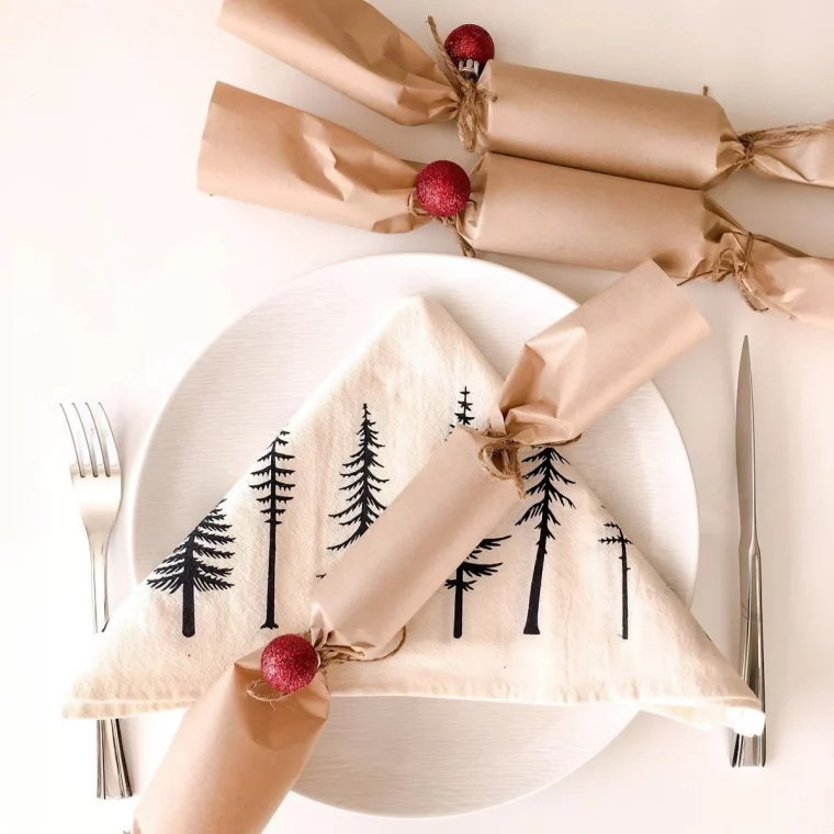 crackers avec des rouleaux de papier toilette assiette blanche serviette