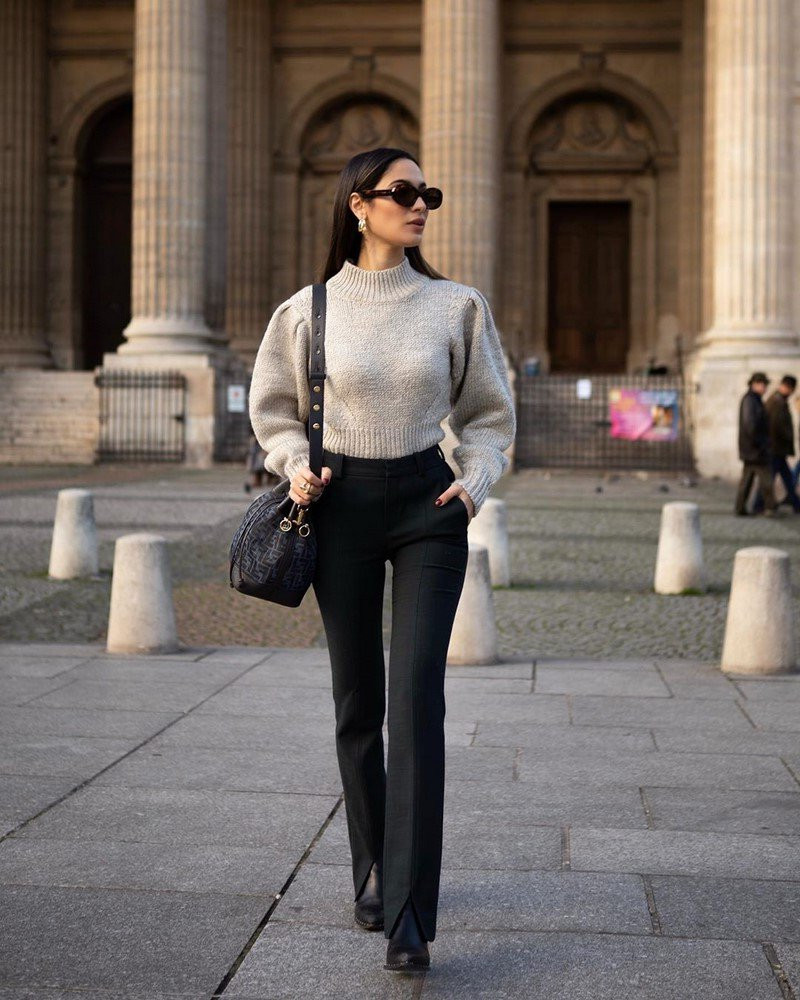 dégradé femme cheveux long lisse femme en top gris pantalon noir bottes et sac a main en cuir