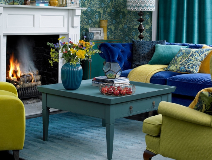 deco salon tendance nuances de bleu vert lime papier peint a motifs floraux table basse bleue