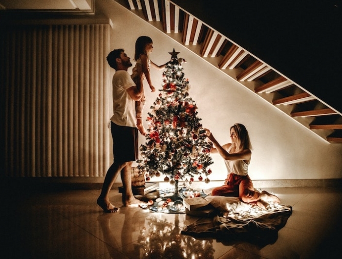 decoration arbre de noel guirlande luminaire mama papa et petite fille