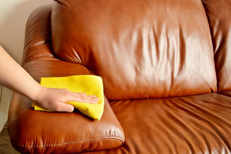 depoussierer son canape avec chiffon sec microfibre conseils nettoyage maison
