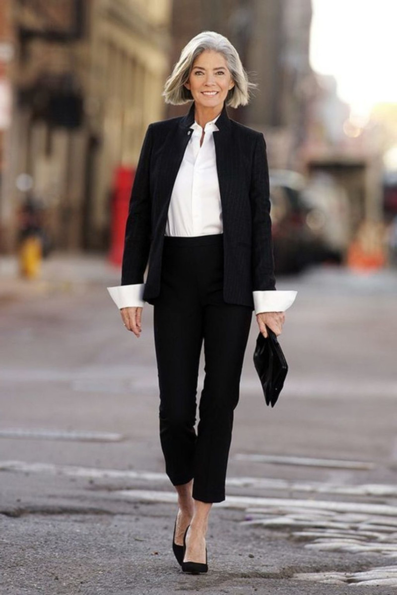 ensemble classe femme pantalon et veste noirs chemisier blanc pochette escarpins noirs