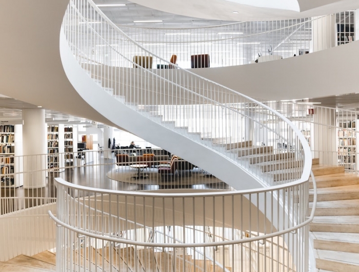 escalier colimaçon dans une bibliothèque municipale installation bois et metal