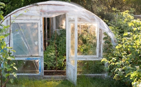 fabriquer une serre tunnel de bois et de fenetres recyclées diy jardin recup