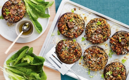 gratin de champignons farcis cuits au four servis avec de la laitue repas équilibré