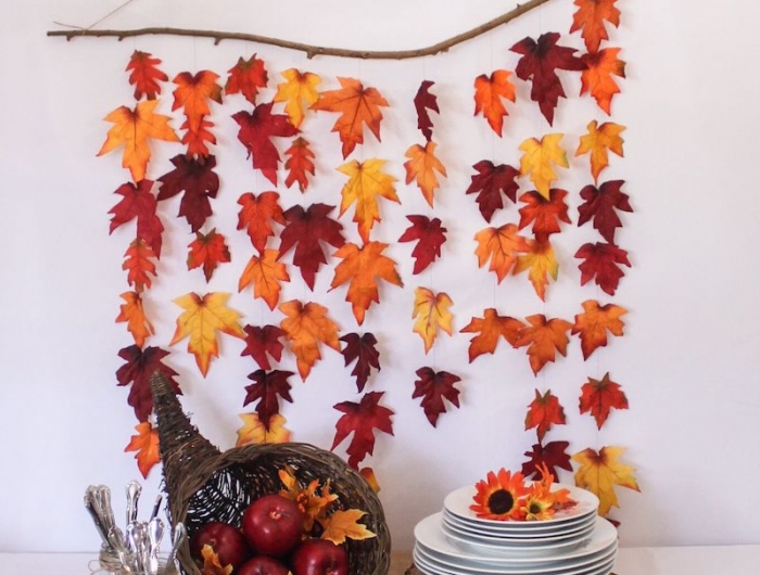 idée activité manuelle automne guirlande de feuilles mortes sur une branche rustique