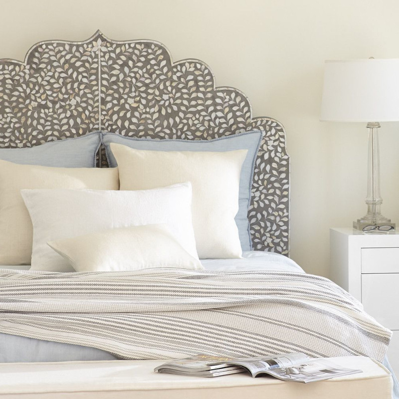 inspiration chambre adulte tete de lit originale linge en beige et gris table de chevet blanche