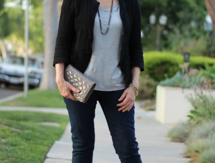 look d une femme de 50 ans en jean foncé top gris veste noire chaussures plates grises