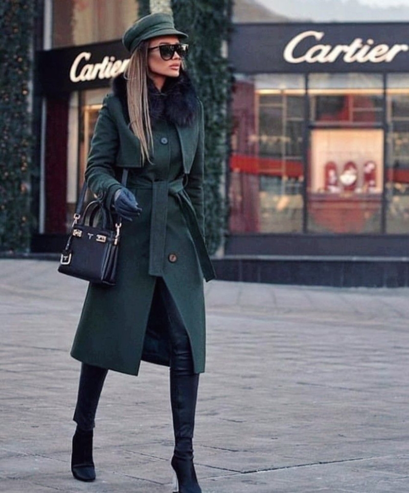 look hiver 2021 2022 manteau ceinture vert bouteille casquette pantalon noir