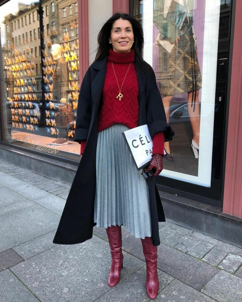 look hiver femme bottes bordeaux jupe plissée grise top rouge manteau noir