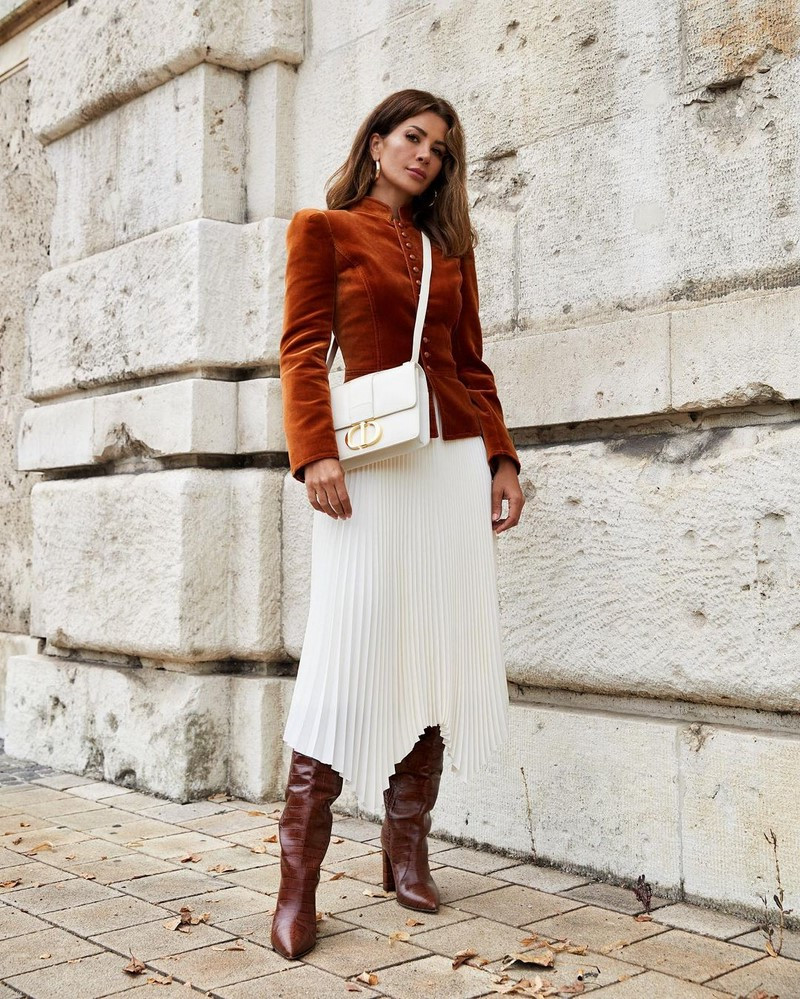 look hiver femme jupe asymetrique blanche bottes marron en cuir top caramel en peluche
