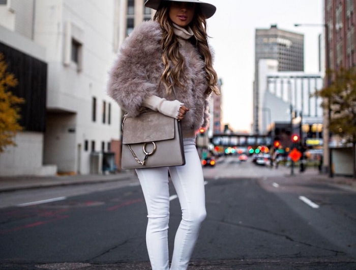 look hiver femme pantalon blanc manteau beige en fausse fourrure chapeau a bord