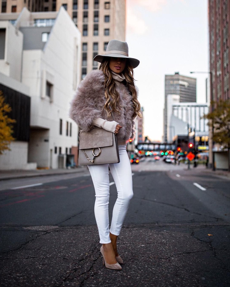 look hiver femme pantalon blanc manteau beige en fausse fourrure chapeau a bord
