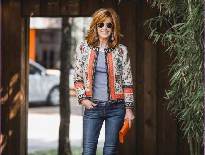 look moderne femme 40 ans jean foncé top gris veste multicolore lunettes de soleil