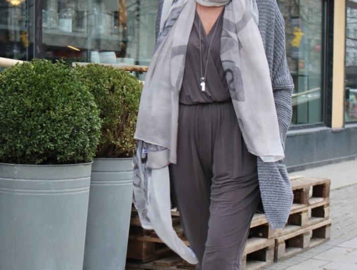 look pour femme de 40 ans élégant et classe tenue grise écharpe coupe courte avec frange
