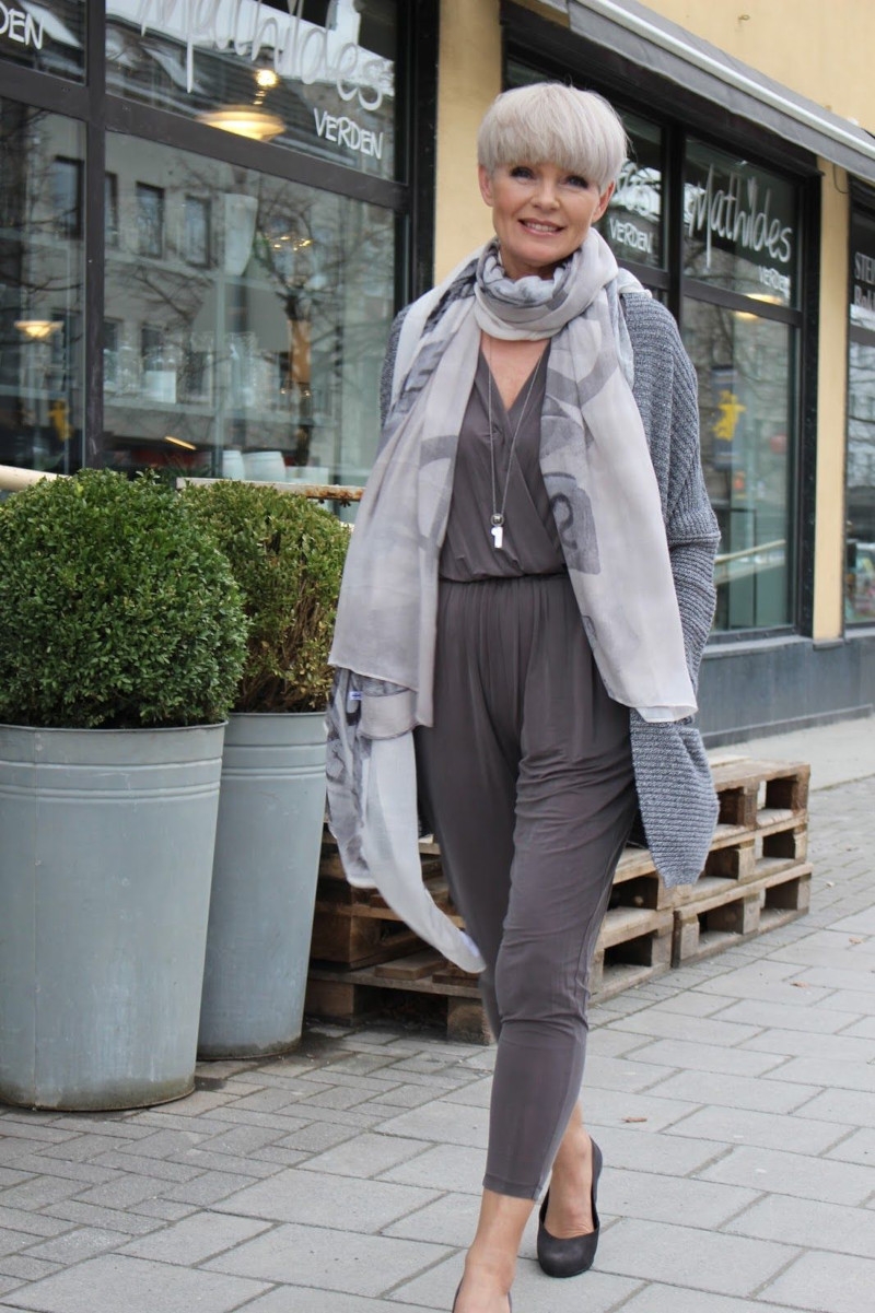 look pour femme de 40 ans élégant et classe tenue grise écharpe coupe courte avec frange