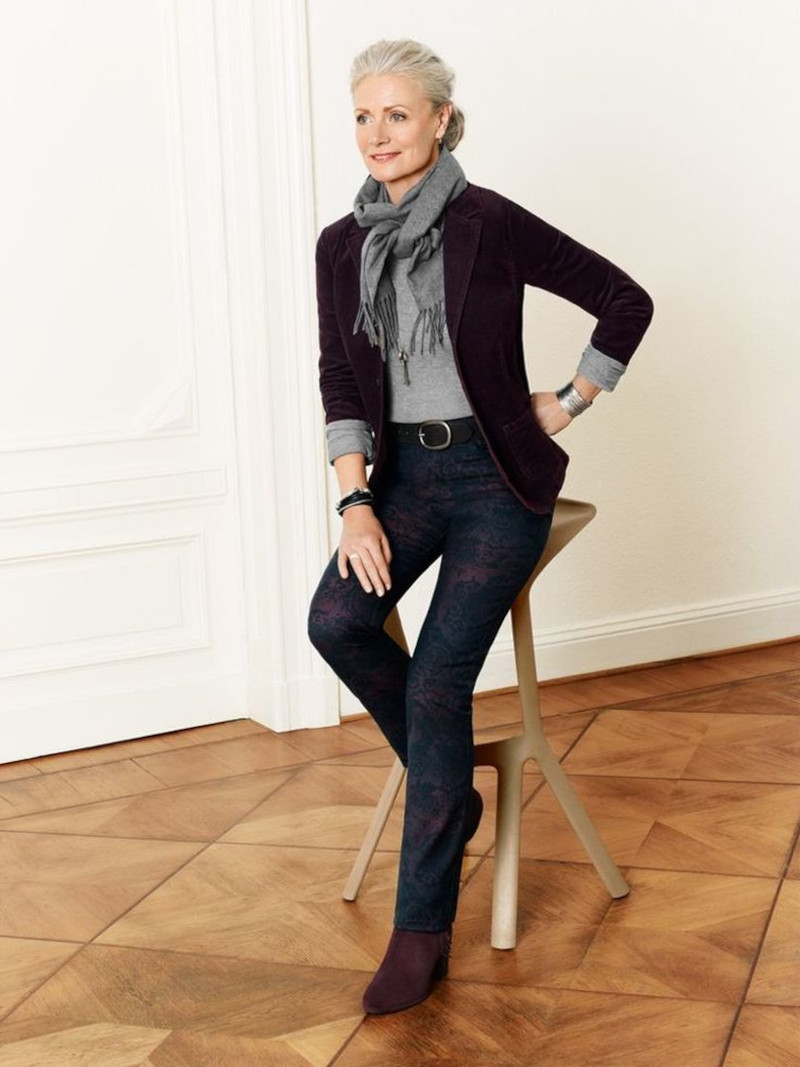 rock look woman 40 years dark jeans gray top black jacket gray scarf burgundy ankle boots