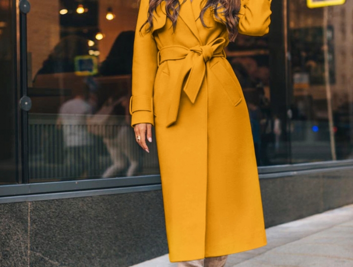 manteau a capuche femme élégant couleur moutarde bottes beiges chapeau à bord