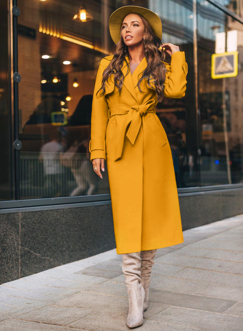 manteau a capuche femme élégant couleur moutarde bottes beiges chapeau à bord