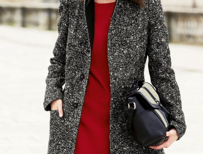 manteau caban femme gris élégant robe droite rouge sac a main noir style soigné