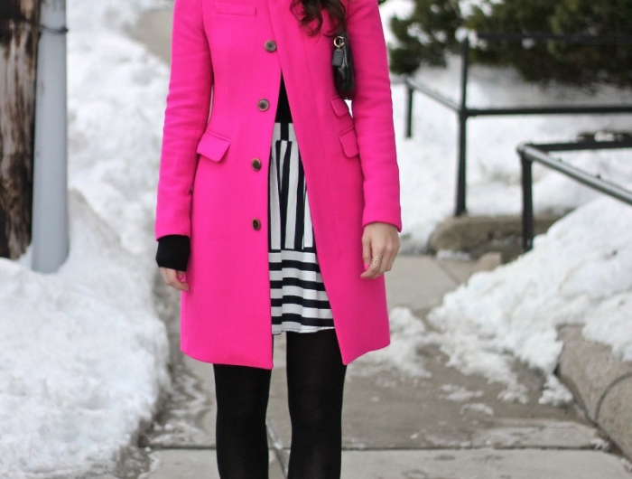 manteau chaud femme rose robe en noir et blanc escarpins noirs lunettes de soleil