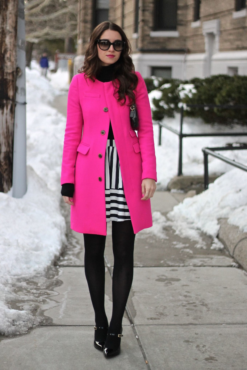 manteau chaud femme rose robe en noir et blanc escarpins noirs lunettes de soleil