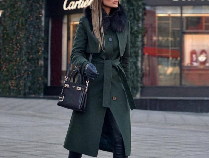 manteau cintré femme vert foncé bottes noires pantalon et sac a main noirs