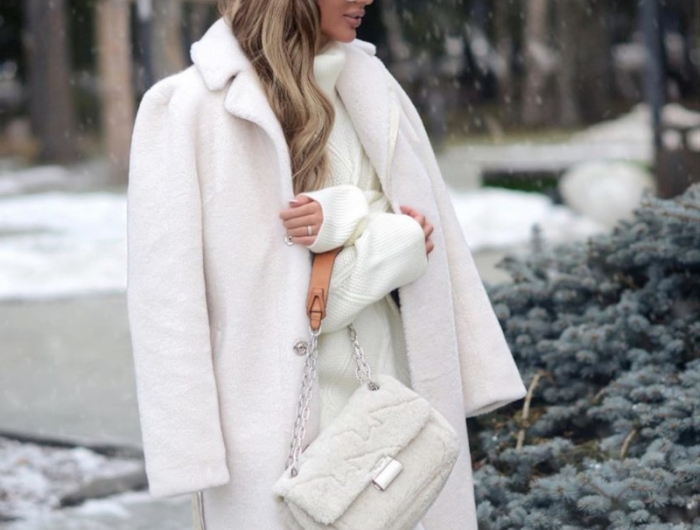 manteau classe femme en laine blanche tenue blanche sac a main et bonnet blancs