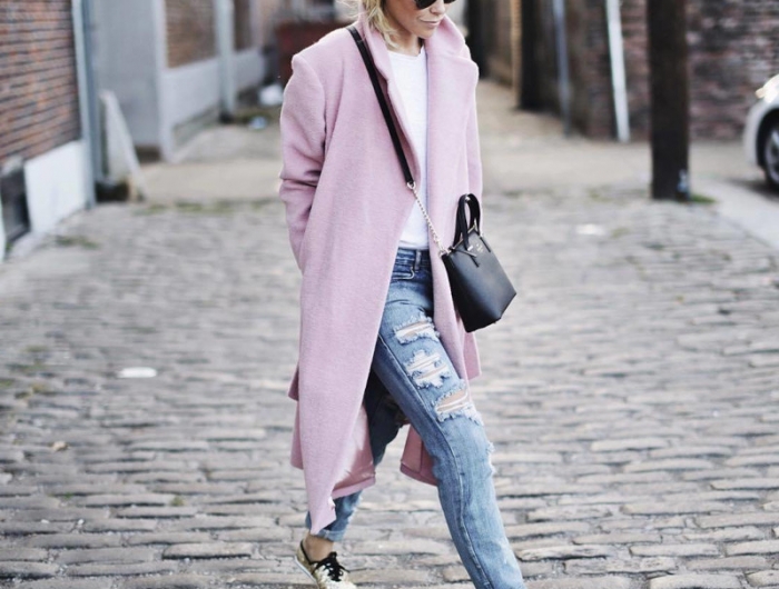 manteau femme laine rose poudré jean bleu clair tennis top blanc style casual