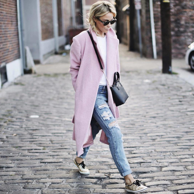manteau femme laine rose poudré jean bleu clair tennis top blanc style casual