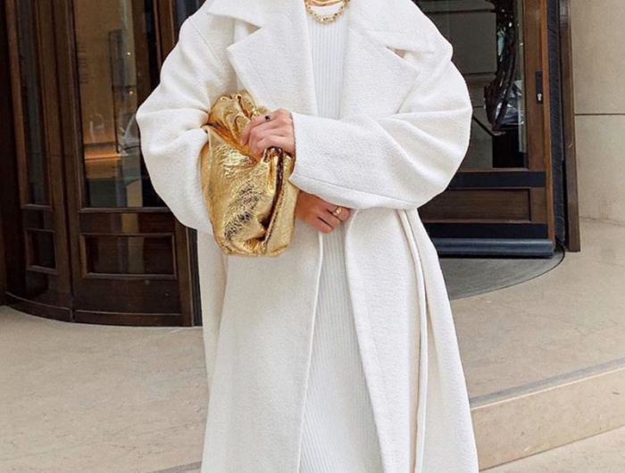 manteau laine femme blanc tenue élégante blanche sac à main en cuir bijoux dorés