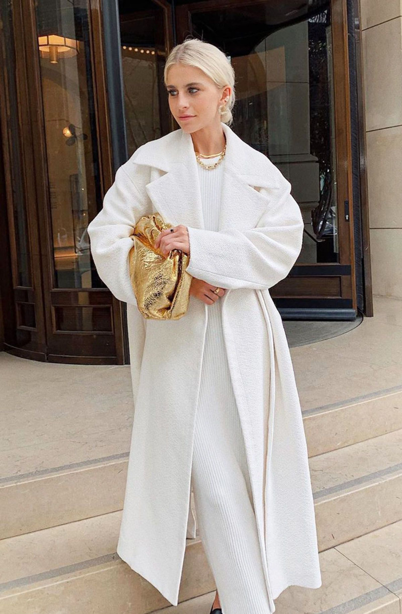 manteau laine femme blanc tenue élégante blanche sac à main en cuir bijoux dorés