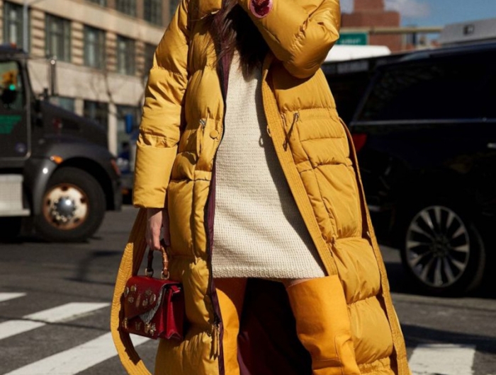 manteau long femme couleur moutarde matelassé tendance bottes moutarde robe en tricot
