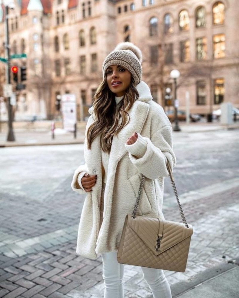 manteau oversize femme blanc femme a bonnet gris sac a main beige tenue blanche