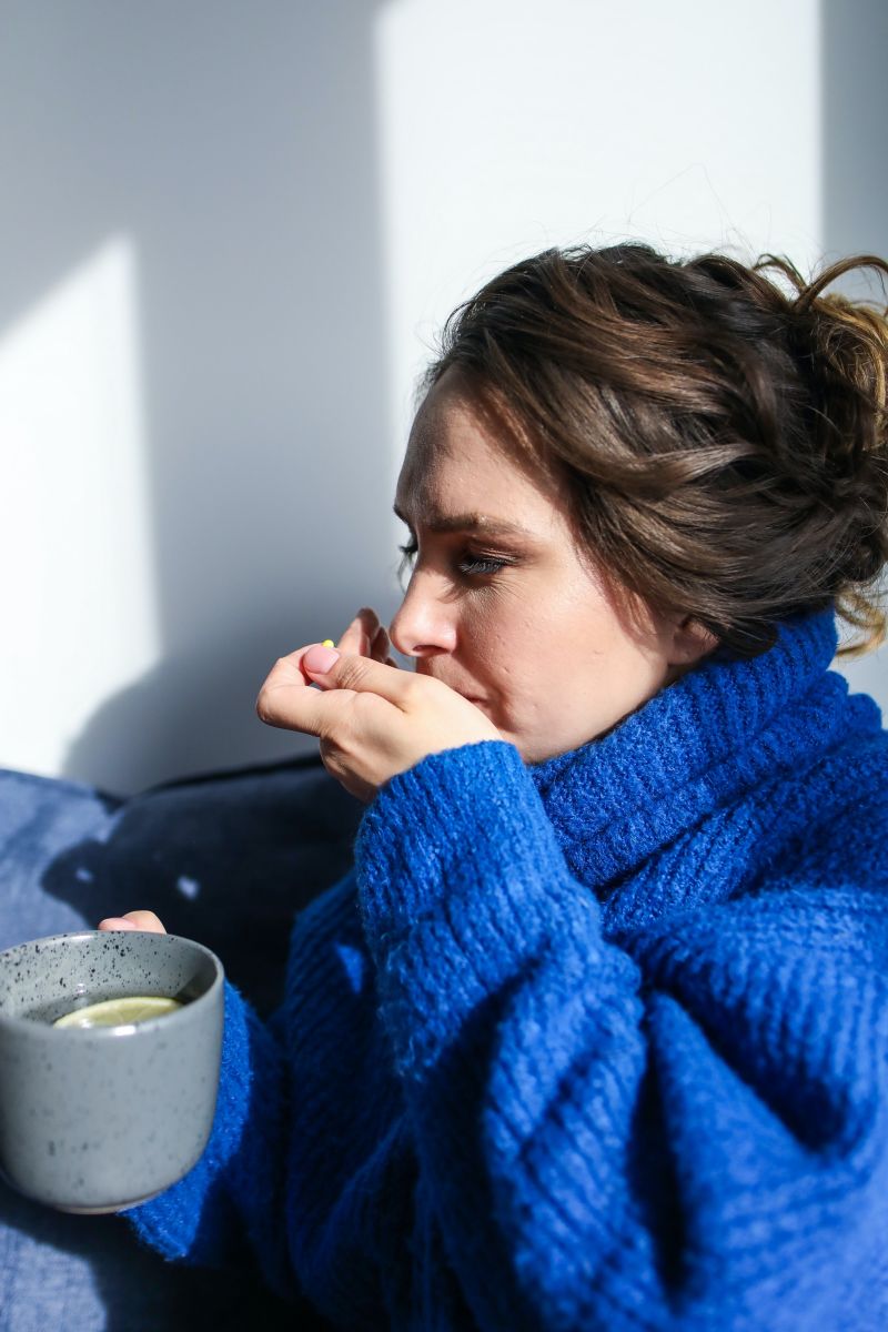 maux de gorge remède une femme qui boit du thé pour soigner sa gorge
