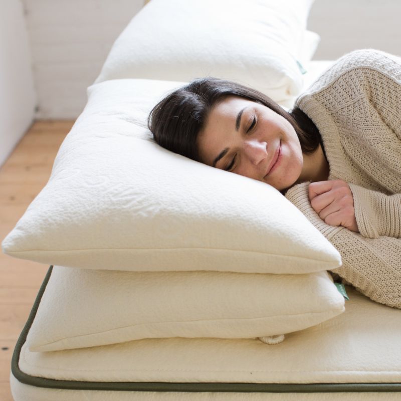 maux de gorge remède une femme qui dort sur deux oreillers