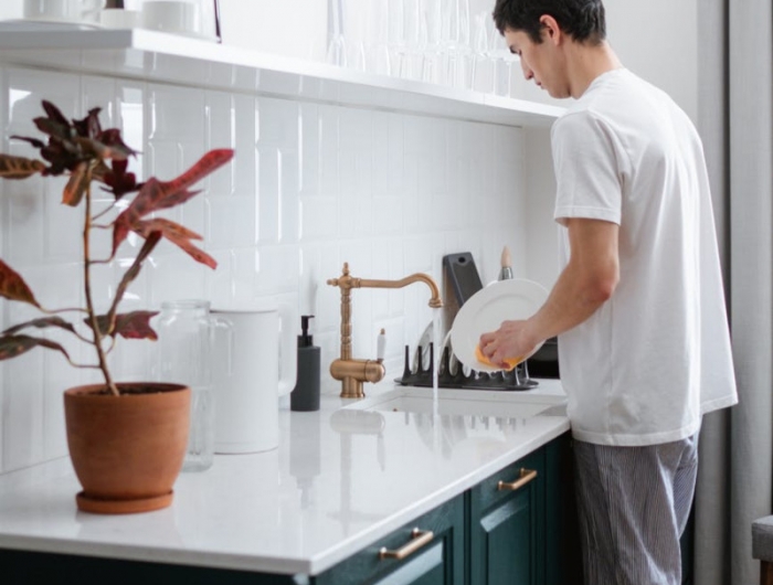 meuble évier cuisine en bois plant de travail en marbre blanc carrelage blanc