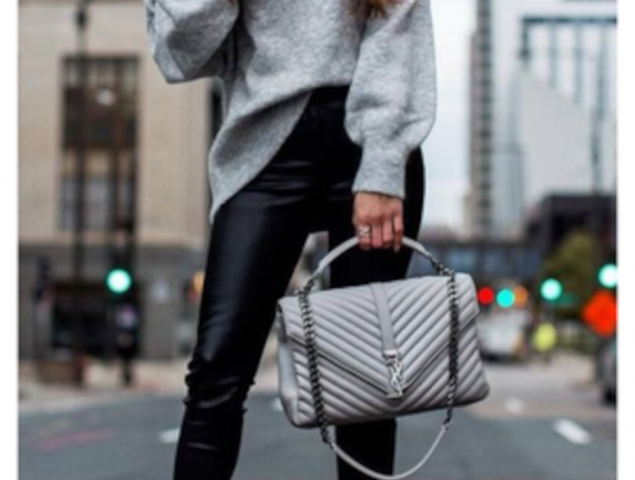 mode hiver 2022 pantalon en cuir noir pull gris asymetrique escarpins gris clair
