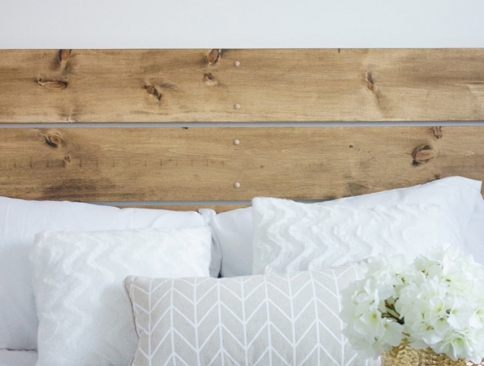 moderne tete de lit bois planches en bois clair linge et mur blancs deco cosy