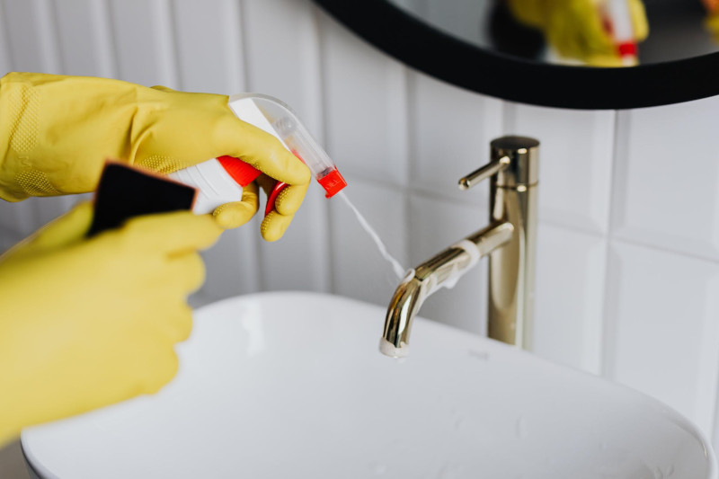 nettoyant multi surface maison nettoyer le robinet et l evier dans0la salle de bain