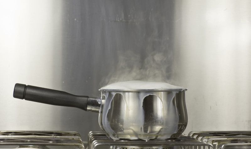 nettoyer casserole inox nettoyer les morceaux brûlés avec du jus de citron ou vinaigre blanc