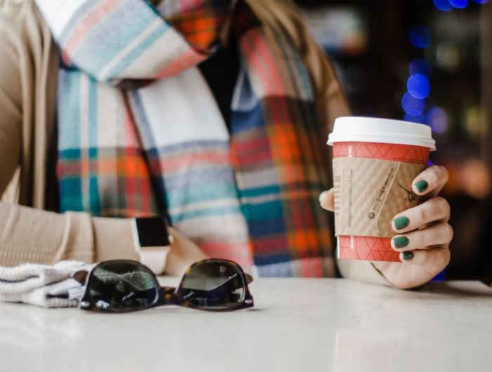 ongle pour les fetes une femme à ongles verts qui tient une tasse de café