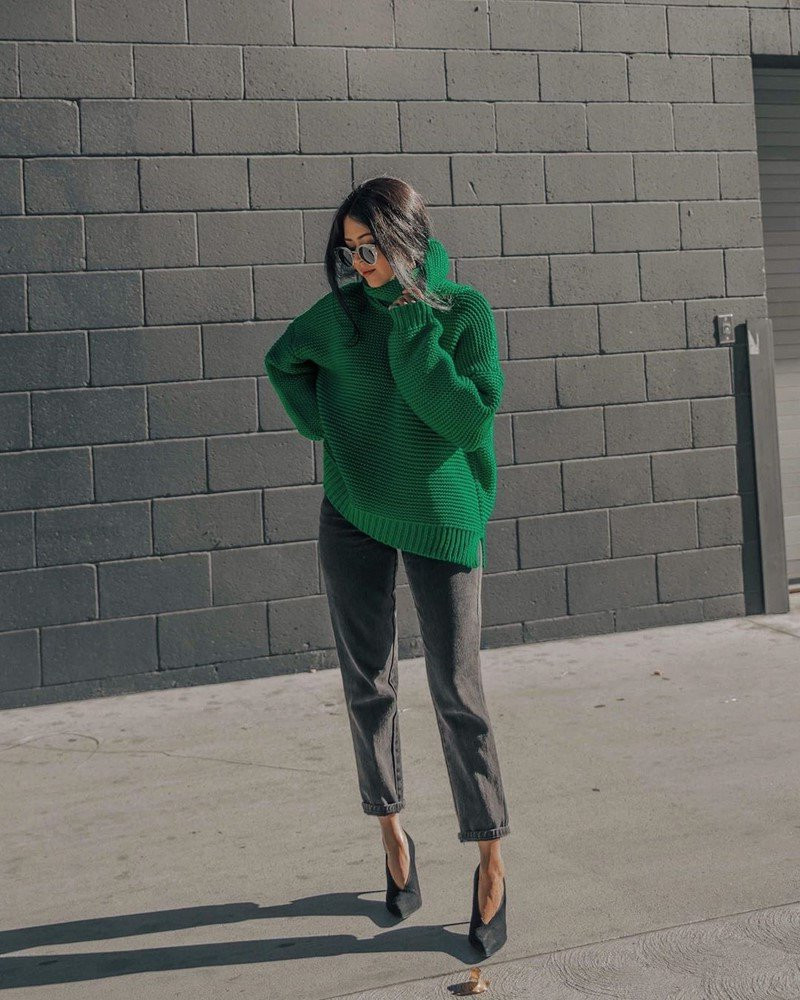 pantalon a la mode pull oversize vert bouteille a col roulé chaussures a talons noires