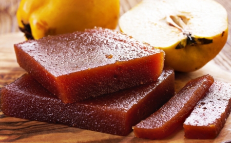 pâte de coing recette grand mère tranchée et séchée un coing coupé en deux