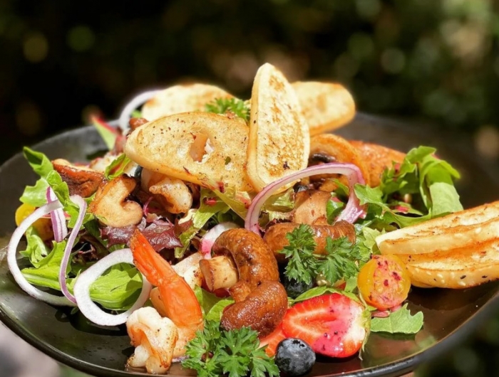 recette champignons de paris ajoutés a une salade nutritive et équilibrée